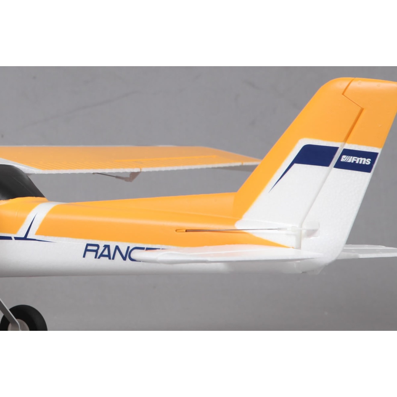 FMS Ranger RTF + 2.4GHz Fernsteuerung + Schwimmer - 122 cm ..